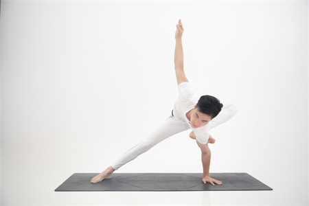 苏州瑜伽培训——拉伸背阔肌